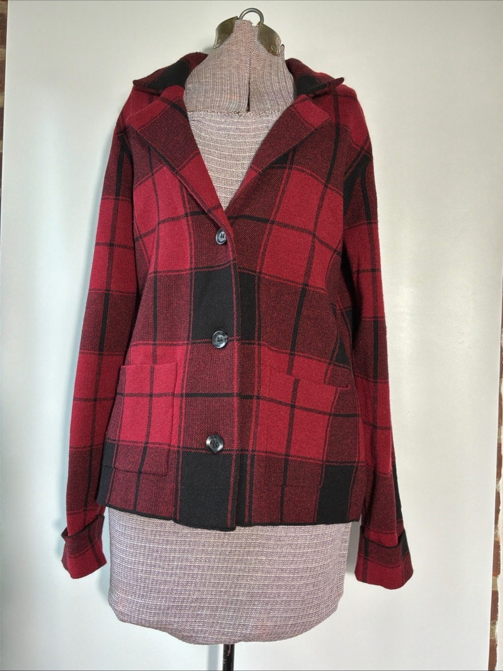 Tahari Plaid Red and Black Plaid Knit Blazer 3 Buttons/Front Pockets Size Medium